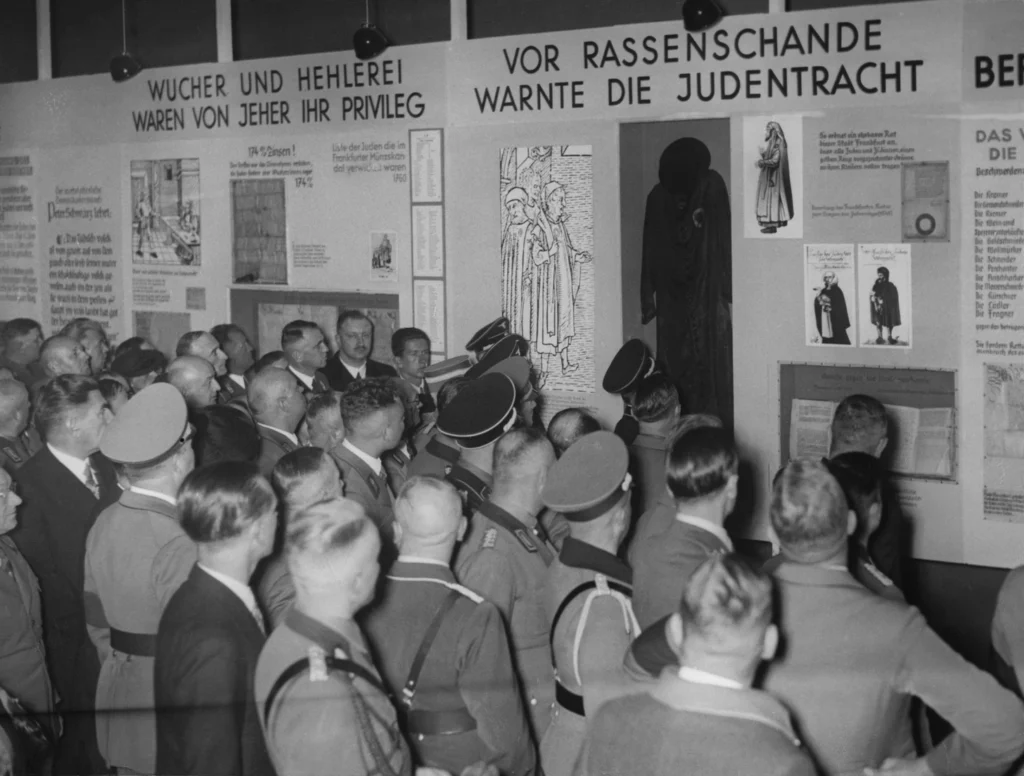 תערוכת התעמולה הנאצית "היהודי הנצחי" (מינכן, נובמבר 1937). בשנת 1940 בגרמניה צילמו גם סרט בשם זה מקור: Hulton-Deutsch Collection/CORBIS/Corbis via Getty Images.